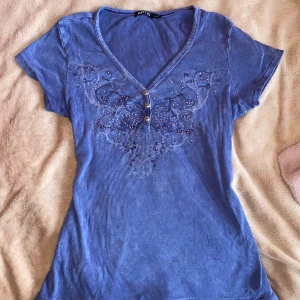 Y2k topp  - Jättefin v-ringad topp med fjärilstryck och rhinestones. Köpte på second hand i usa men kom inte till användning. Jättebra skick och saknar inga stenar💕 Det står L men jag skulle säga att den är S/M. Skriv vid frågor🩷PRIS GÅR ATT DISKUTERA!!