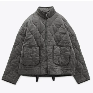 Zara Jacka - SÖKER!!!! Söker denna jacka från Zara i grå/grön eller i svart helst storlek S men XS funkar också! Är villig att betala upp till 1000kr