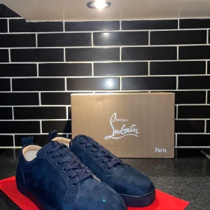 Mörkblå mocka sneakers Louboutin - Snygga mörkblå sneakers från Christian Louboutin i lyxig mocka mörkblå Christian Louboutin har haft på mig 1 gång och inte mer pris kan diskuteras.