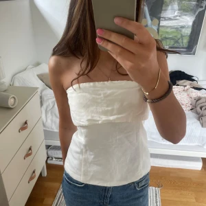 Topp - Jättefin bandeu/off shoulder topp från HM! Storlek 38, slutsåld på hemsidan 