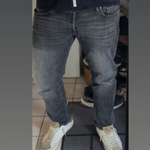 Tapared jeans Jack & Jones - Säljer ett par svarta jeans från Jack & Jones med snygg tvättad look och klassiska fem fickor. Jeansen har tapered/slim passform och normal midja. Nypris runt 1000kr, sparsamt andvända. Om du har frågor eller liknanade tveka inte med att höra av dig 🤩 tar emot bud 🤗