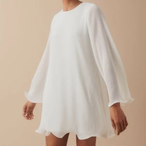 Vit klänning Gina - Vit klänning från Gina Tricot, perfekt för student, skolavslutning eller konfirmation! Helt ny med prislapp, slutsåld på hemsidan. Kolla gärna in mina andra annonser, vill du köpa fler varor så kommer vi överens om ett paketpris🫶