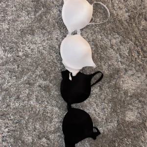 Svart och vit push-up bh  - Två push up bhar i storlek xs. Helt nya och oanvända. Man kan justera storlek både på axlarna och i ryggen.