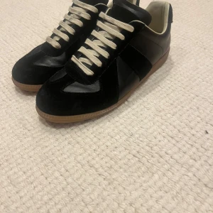 Maison margiela gats - Säljer dessa feta margiela gats i mycket bra skick, utom skosnörena som är lite smutsiga, men annars är det inget slitage. De är riktigt sköna och stilrena pjuks, ställ gärna frågor!