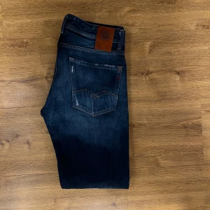 Marinblåa Replay anbass - tjena! säljer dessa replay anbass med slitningar i strl W31 L32! modellen är 183 och väger 70 kg.  Mycket fint skick, nästantill nya må jag säga😃 Hör av dig vid frågor🤩 Säljer billigare på vinted, kom pm!