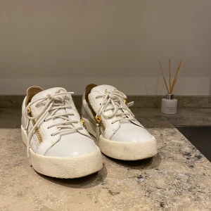 Giuseppe Zanotti  - Säljer dessa snygga skor i storlek 39 skirv om ni har frågog kan sänka pris vid snabb affär.