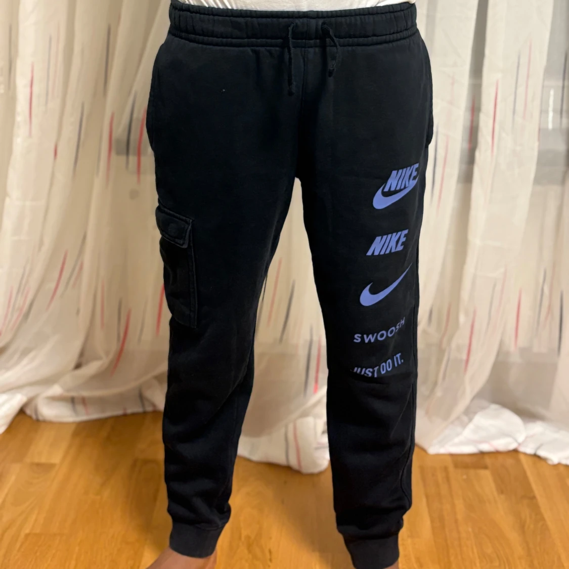 Svarta mjukisbyxor från Nike med tryck - 1