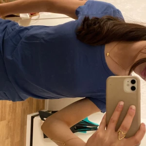 Blå t-shirt från Cubus - enkel blå t-shirt från Cubus, bra basplagg och tillverkad i bomull. skriv för mer bilder eller info 💕