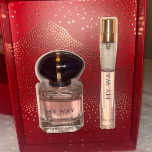 My Way parfymset från Giorgio Armani - Exklusivt parfymset med My Way från Giorgio Armani. Innehåller en elegant glasflaska med mörkblått och guldigt lock samt en smidig resestorlek med guldlock. Båda flaskorna har en ljusrosa doftvätska och levereras i en lyxig röd presentask. Den stora är 50ml❤️