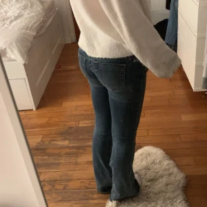 Blå bootcut jeans från True Religion - Säljer ett par blå bootcut jeans från True Religion. Väldigt fina och ganska nya!💗
