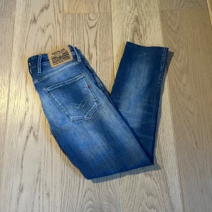 Reply anbass jeans - Säljer riktigt snygga Replay jeans, knappt använda och i riktigt bra skick. Nypris ca 2000 kr, jag släpper dem för 700. Storlek W28 L32. Skicka ett meddelande om du vill veta mer!