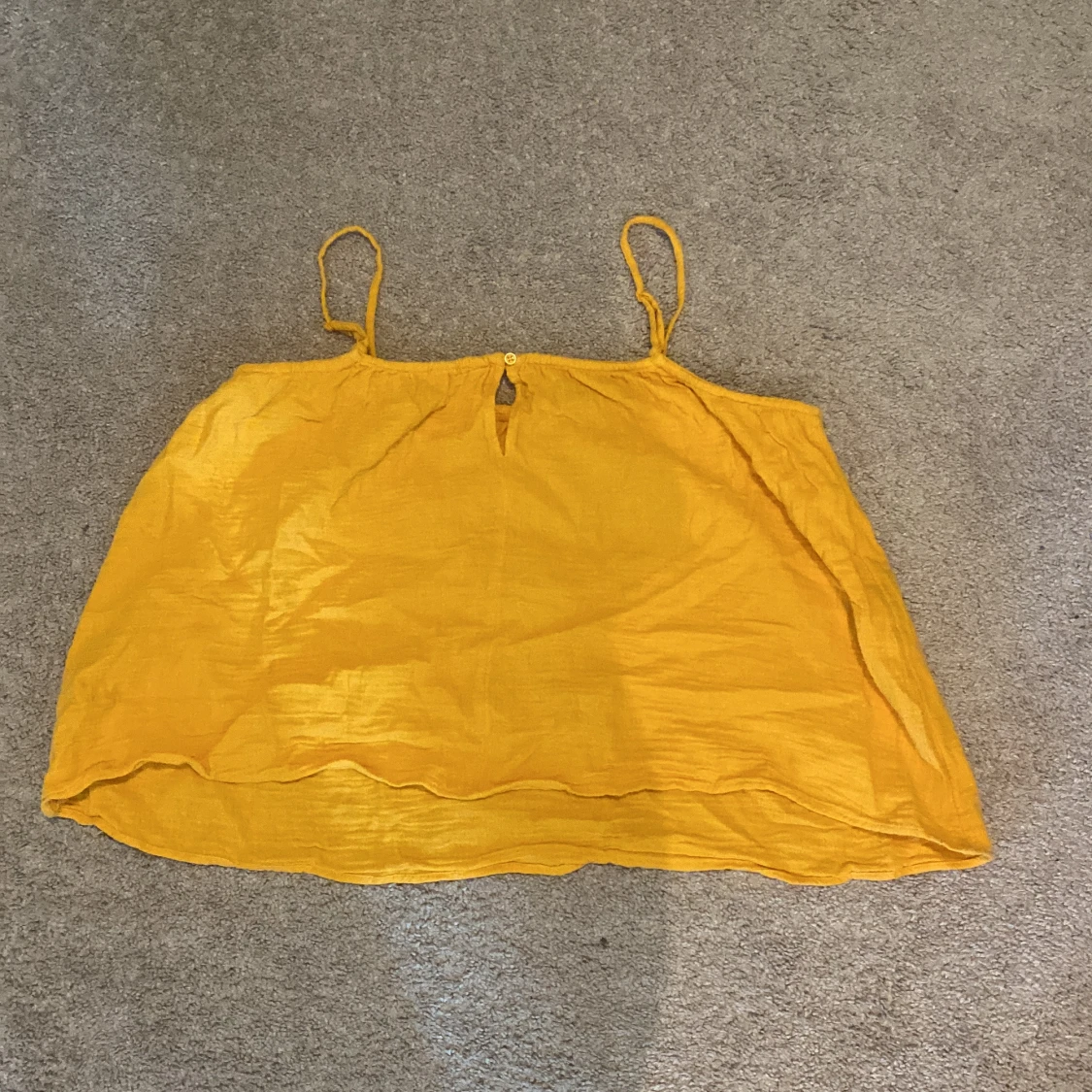 Gul croppad linnetopp med tunna axelband - 1