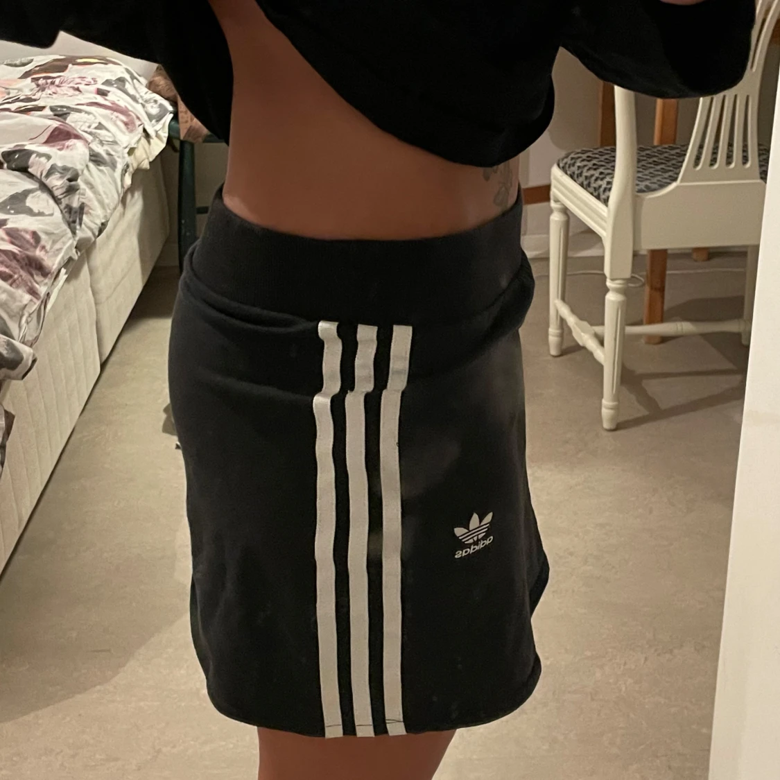 Svart kjol med vita ränder från Adidas - 1