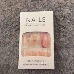 lösnaglar i naturlig färg - Ett set med 24 st naturligt färgade lösnaglar i olika storlekar, perfekt för att fixa snygga naglar snabbt hemma. Inkluderar även lim för enkel applicering. Naglarna har en mjuk nude-ton och en klassisk form.