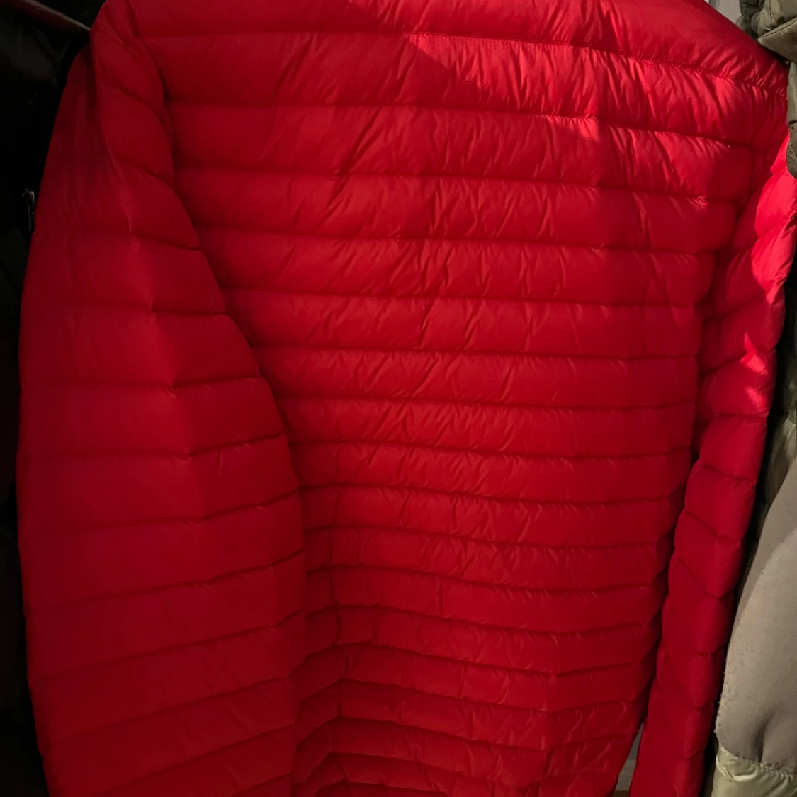 Röd pufferjacka från Tommy Hilfiger - 2