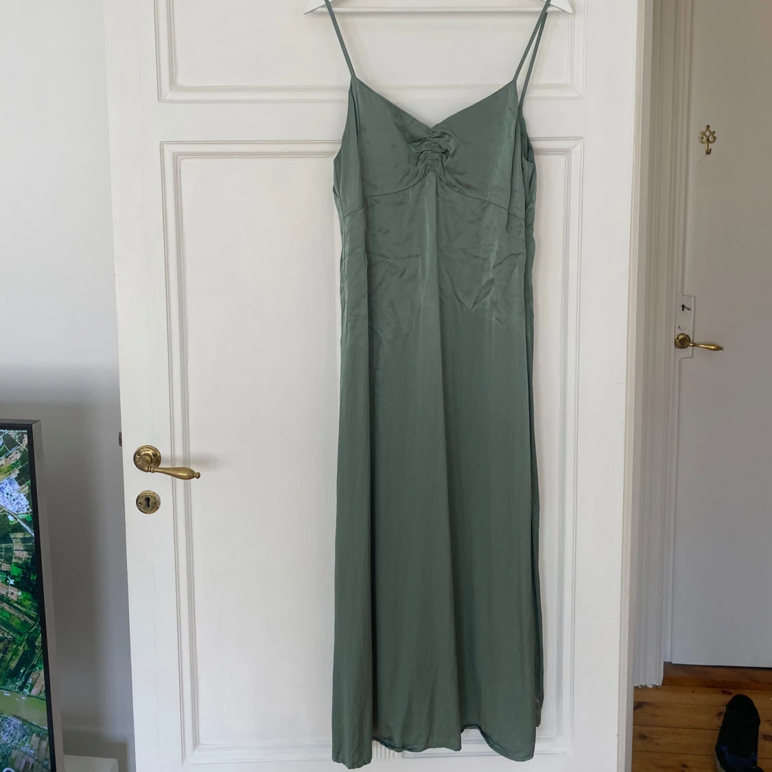 Grön långklänning i satin från Mango
