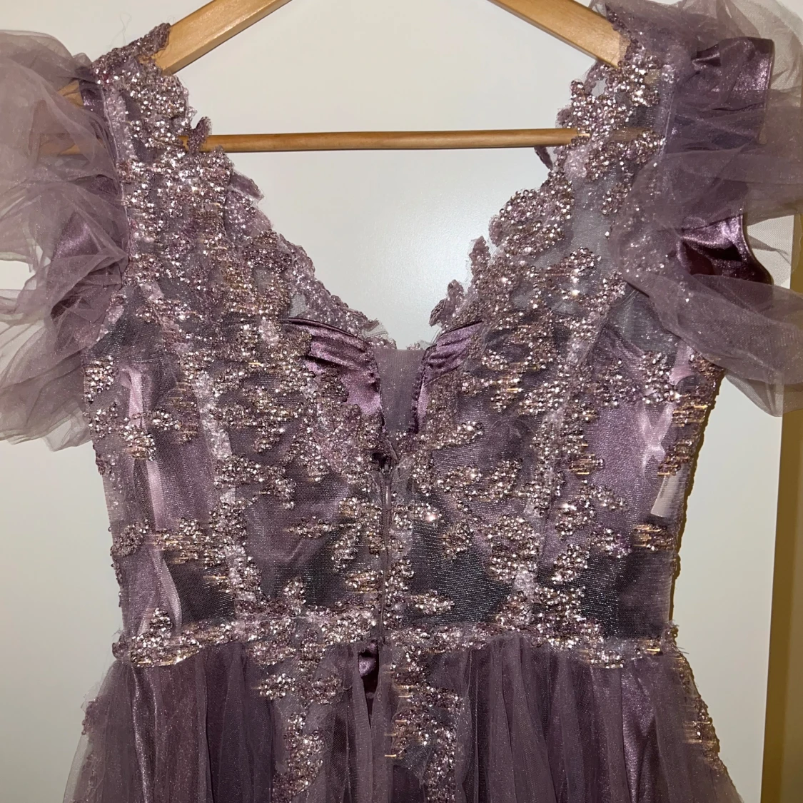 Ljuslila långklänning med glitter från Abiyenial - 2