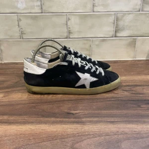 Golden Goose Sneakers  - Golden Goose Skor | Skicket är 7.5/10 - Storlek 42(Passar till 43) - Nypris 5599kr - Vårt pris 1649kr, skorna är i bra skick, har defekter på sulan, även lite skador vid hälen, inget man tänker på! Ingår endast skor, dom är såklart äkta. Tveka inte vid att ställa frågor, pris kan diskuteras!