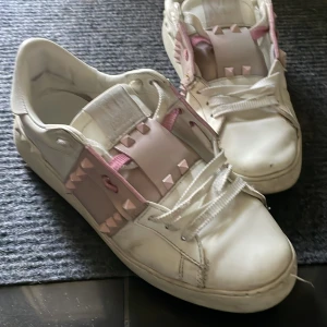 valentino skor dam💗 - ett par fina valentino skor i rosa,dom är använda i typ ca 6 månader köptes för ny pris ish 5500 men är lite slitna så säljer för billigare pris kan diskuteras!! dom kommer inte till användning längre då jag fick ett par nya skor💗dom passar för 39 också själv har ja 38/39 och passar super på mig💗