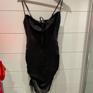 klänning med snörning från NAKD  - Jättefin siden klänning från NAKD aldrig använd pga för liten i strl!  
