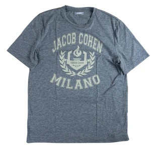 Jacob Cohën  - Jacob Cohën Collage T-Shirt. Storlek L. Skick 9/10. Pris 890kr. Nypris 2300. Finns att köpa på Fashionels.com