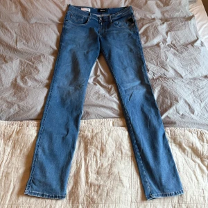 Replay jeans - Snygga jeans från märket replay med modellen hyperflex. väldigt fint skick, knappt använda. St 34/36 nypris runt 2000kr, hör gärna av dig för frågor.