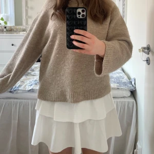 Vit volangklänning  - Säljer en söt vit volang kjol, perfekt för varma dagar. Storlek xs men passar mig bra sol brukar ha S och ibland M. Har tyvärr klippt bort lappen så minns inte vart den är ifrån. Säljer för 70kr men pris går att pruta ner❣️💕🌸