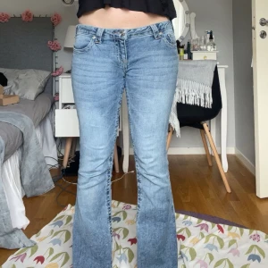 True Religion bootcut jeans i ljusblå denim - Säljer ett par klassiska True Religion jeans i ljusblå tvätt med bootcut passform. Jeansen har ikoniska bakfickor med broderad logga och silverfärgade knappar. Perfekta för dig som gillar en tidlös jeansstil. Nypris 1400kr