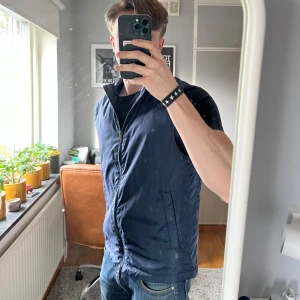 Mörkblå väst från Berkeley - Säljer en stilren mörkblå väst från Berkeley i storlek M. Den är riktigt skön och bra att styla med. Mycket bra skick och passar perfekt till sommaren. Hör av vid frågor eller prisförslag 🤩