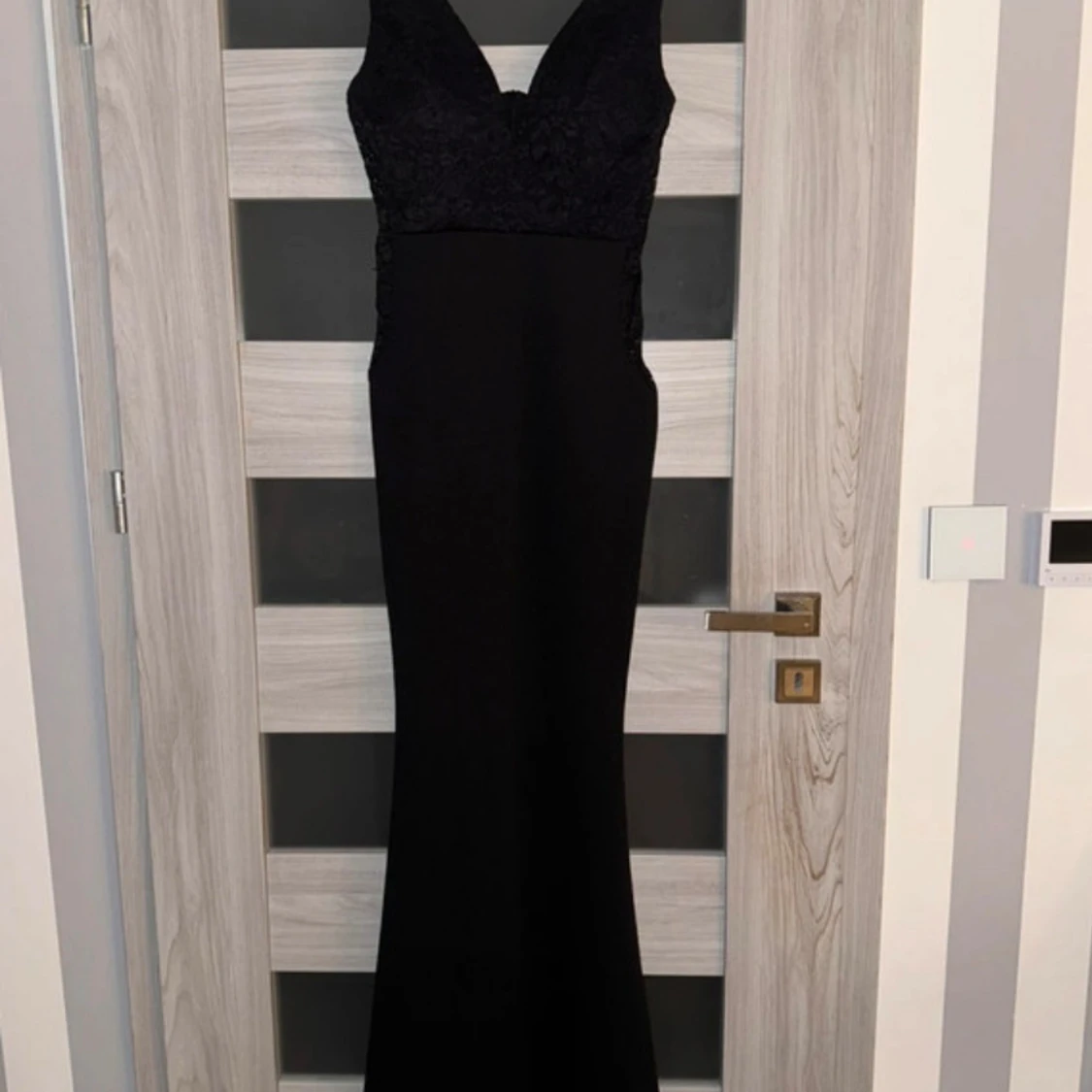 Svart långklänning med spets och v-ringning - 1