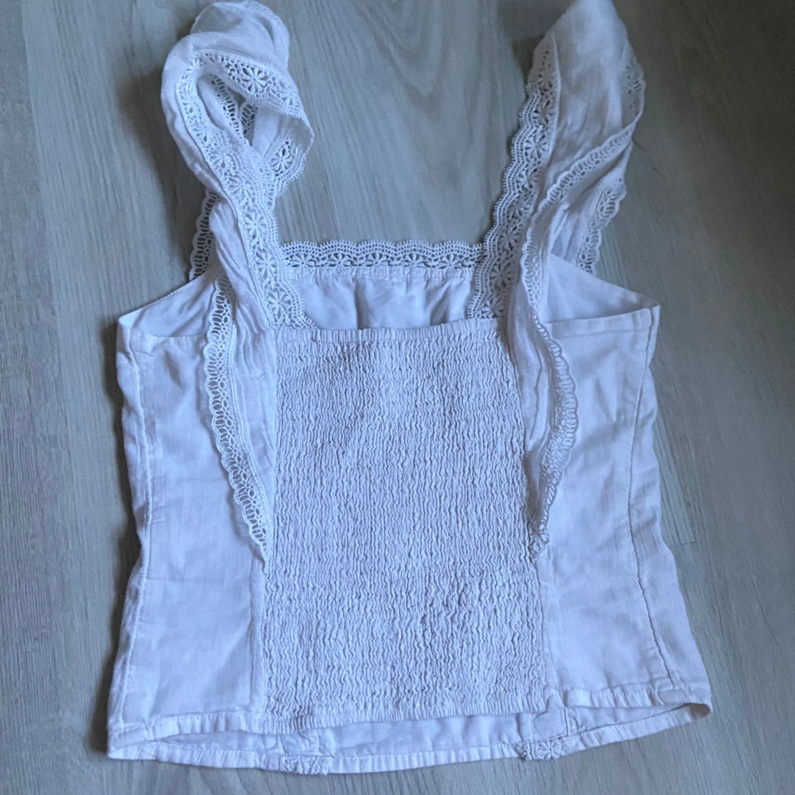 Vit spetsdetaljerad linnetopp - 2