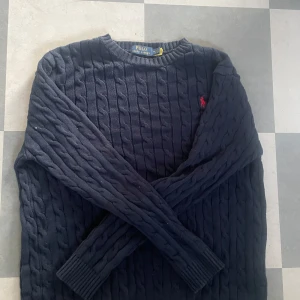 Mörkblå stickad tröja från Polo Ralph Lauren - Tja,säljer nu min feta Ralph Lauren stickade kofta då jag köpt fel storlek. Inga defekter, skööön som inget annat och helt perfekt nu inför sena sommar och vårkvällar. Lätt att matcha med mycket. Priset är inte helt fast, men är inte villig att sänka väldigt mycket då detta är ett rimligt pris med tanke på skicket och nypriset. Men inte en dålig idé att fråga om priset…Vem vet, ja kanske säker mer än jag tänkt😜Bara att höra av sig, MVH Alex