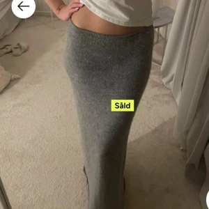 Helt slutsåld Gina stickad kjol - De är en lånad bild men de är exakt den kjolen jag har på bilden, jättefin men kommer inte till användning längre. Lite nopprig 