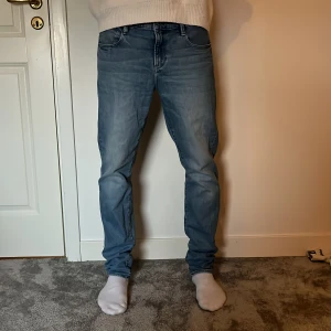 Gstar Raw jeans - Tjena! Säljer ett par gstar raw jeans i storleken 30w 34l. Byxorna heter slim men sitter endå rätt regular. Säljer för att de inte används men de är i väldigt fint skick(inga skråmor alls). Jag är 186 och väger 68kg🙂 vid flera frågor skicka ett meddelande. MVH Hugo😁