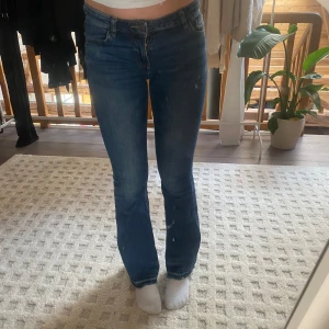 Blå bootcut jeans från Lindex - Säljer ett par blå bootcut jeans från Lindex i storlek 158💕
