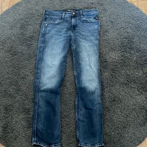 Blå jeansbyxor från Replay - Replay Anbass 29 waist 30 length bra skick inga hål eller slitningar.