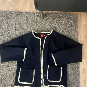 Kappa - Super snygg kappa från RYVLS. Storlek 158-164 men skulle nog säga att de passar xs-s. Nypris 600 pris kan diskuteras! Använd 2 gånger så mycket bra skick