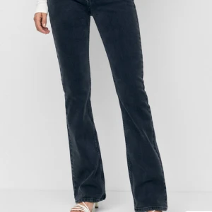 Pull and bear jeans - Säljer dessa jätte snygga pull and bear jeans. Helt slutsålda. Bara använda ett par fåtal gånger.❤️Lite slitna nertill bara. Storlek 34 men är stora i storleken och sitter bra på mig som vanligtvis har 36💗