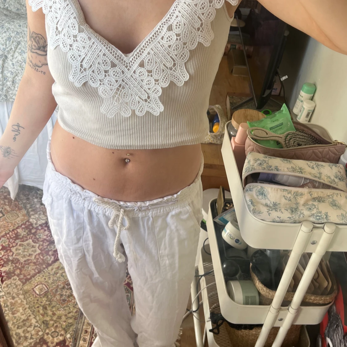 Vit croppad linnetopp med spetsdetaljer - 1