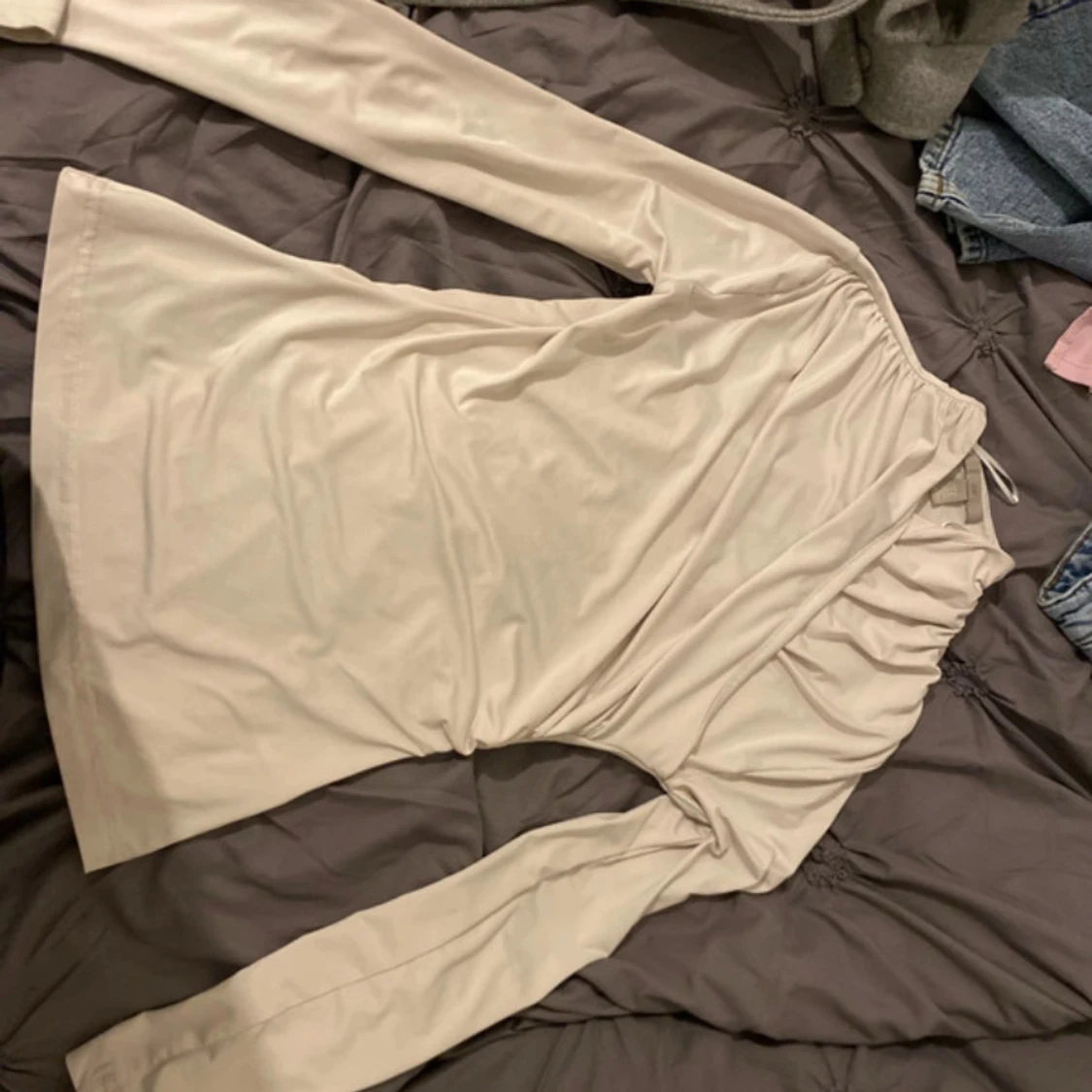 Beige omlottopp med lång ärm - 1