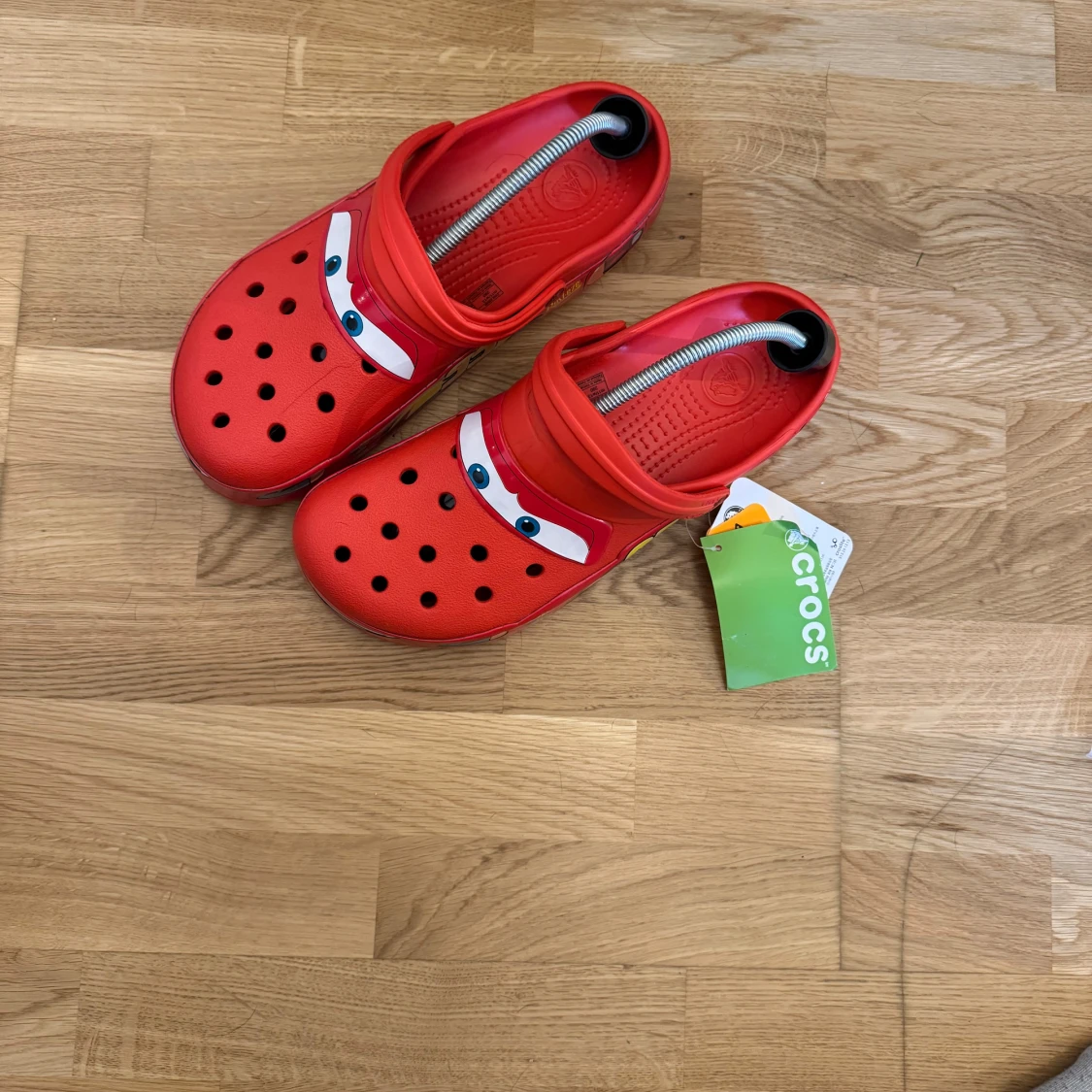 Röda Crocs med Blixten McQueen - 1