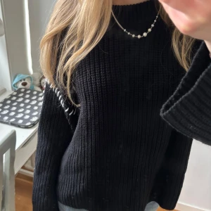 Svart stickad tröja med vita detaljer - Svart stickad tröja med vita detaljer, från Gina Tricot