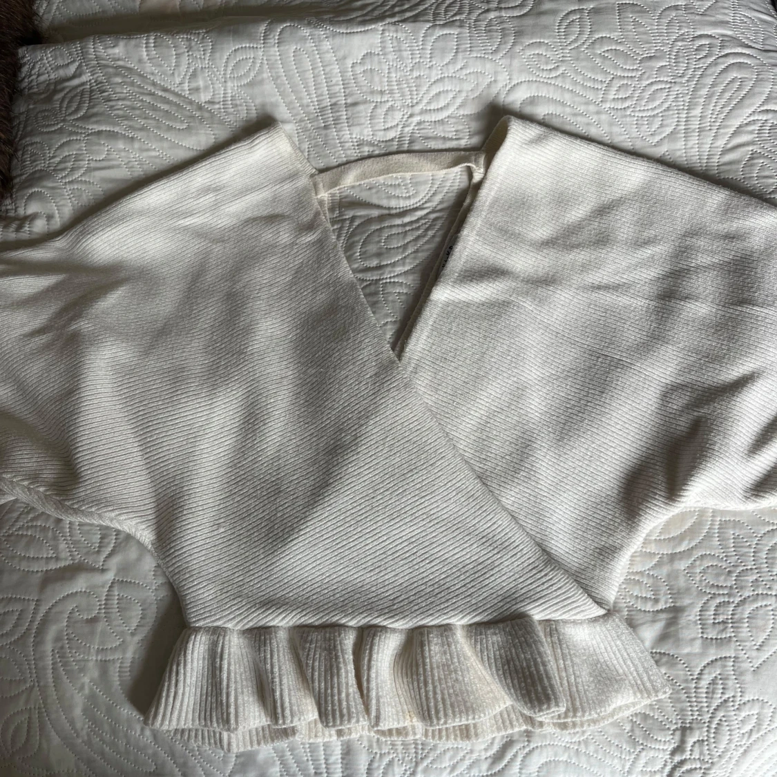 Vit omlottopp med volangkant - 1