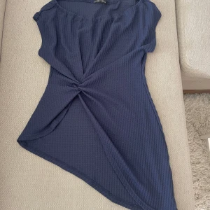 Blus  - Blus från SHEIN.  Väldigt stretchiga så passar M/L. Nypris 109kr.  Köparen står för frakten.  Pris kan diskuteras vid snabb affär.