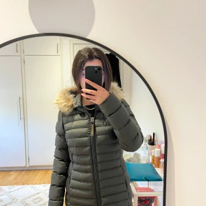 Parajumper jacka militärgrön - Grön lång parajumper jacka en liten S storlek funkar även som Xs, aldrig använd, äkta päls, pris går att diskutera, kontakta mig för bättre bilder ✨