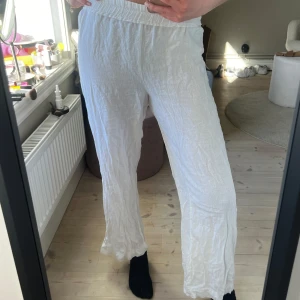 Vita linnebyxor  - Säljer ett par luftiga vita linnebyxor! Supersköna, i storlek 168 men passar mig som är 172cm🤍 Inga defekter! 