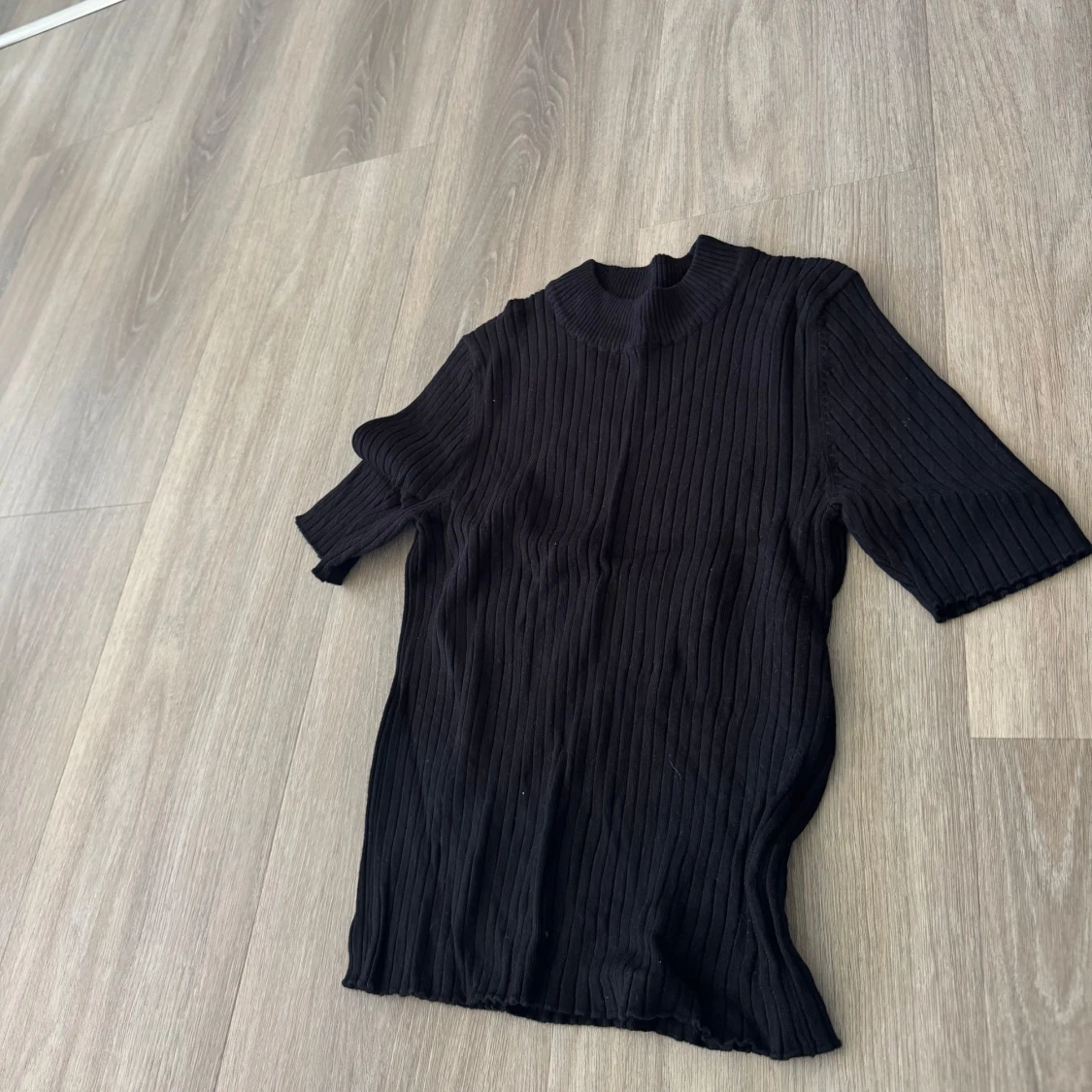 Svart ribbad topp med halvärm