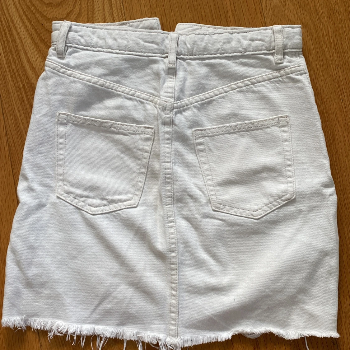 Vit jeanskjol med slitningar från H&M Divided - 1