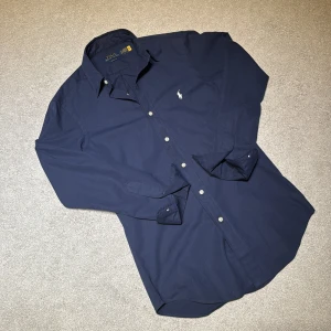 Skjorta - Ralph Lauren - Skjorta | Ralph Lauren | marinblå | stl XS | snabb frakt | besvarar eventuella frågor | oanvänd | köpt i butik!