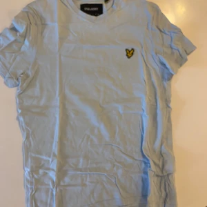 Ljusblå t-shirt från Lyle & Scott - Säljer en ljusblå t-shirt från Lyle & Scott 